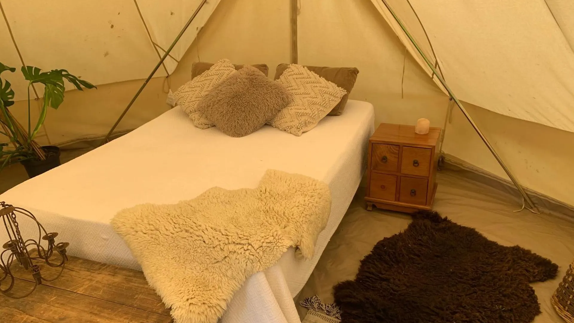 Отель Spindle Tree Glamping Near Брайтонн 0*,