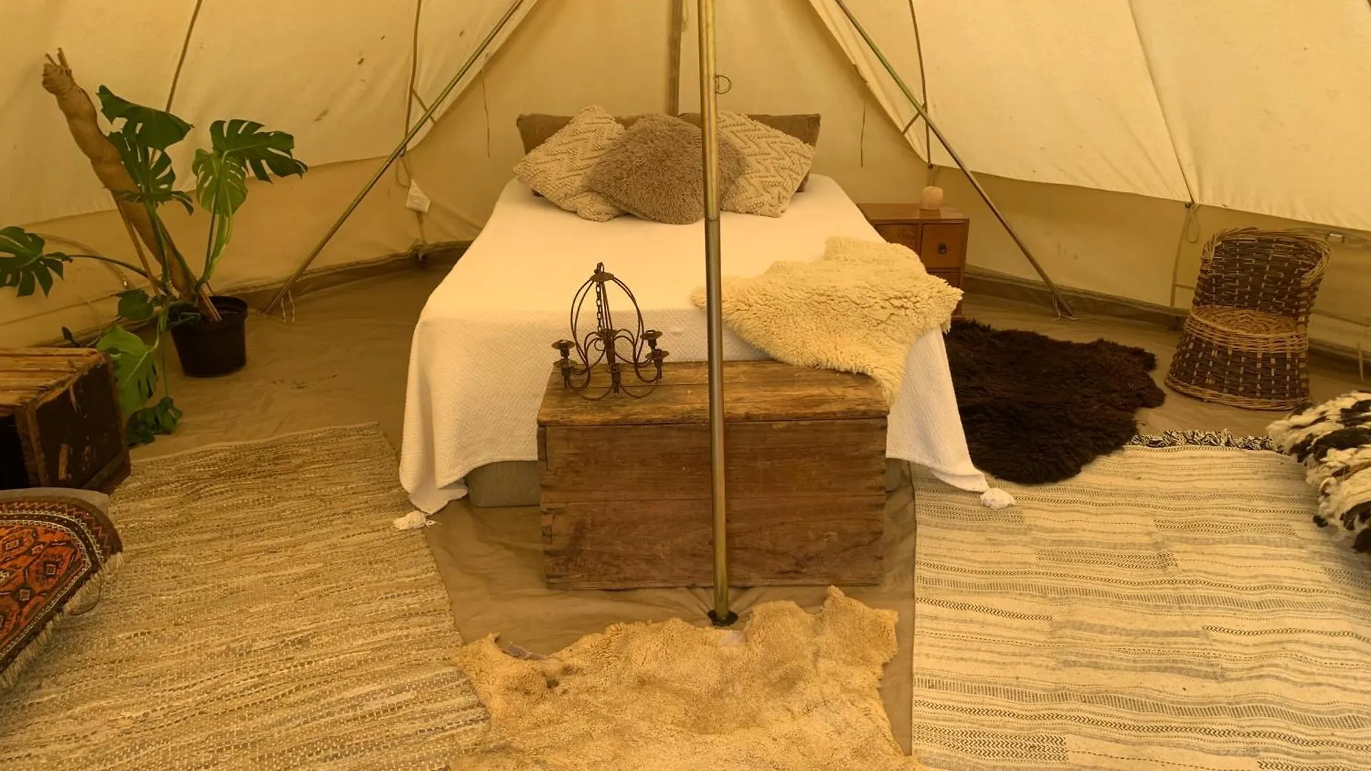 Отель Spindle Tree Glamping Near Брайтонн
